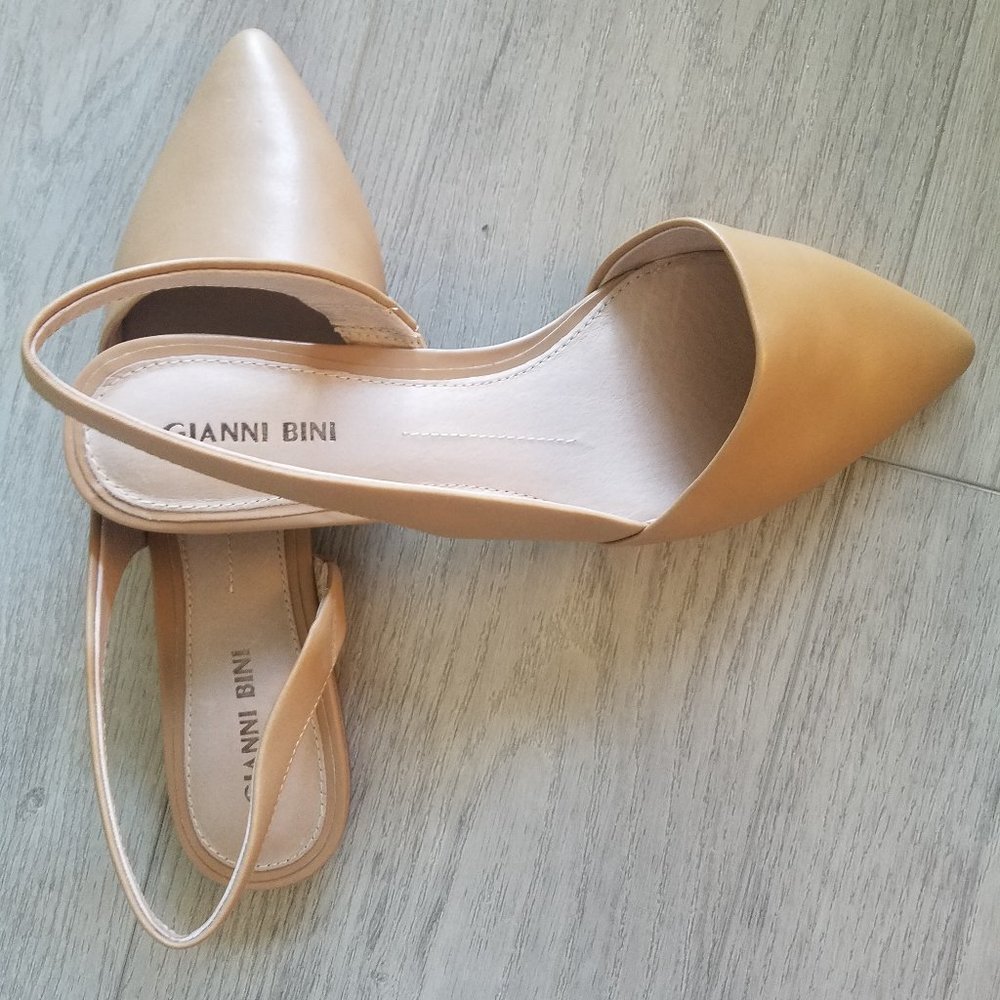 Tan Gianni Bini close toe sandle